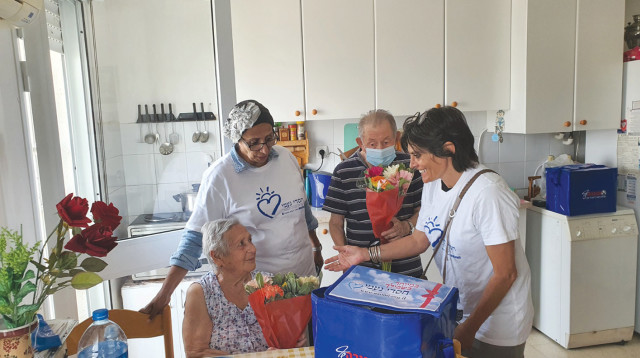 חלוקת מוצרי חלב לשבועות לניצולי שואה נזקקים (צילום: חסדי נעמי)