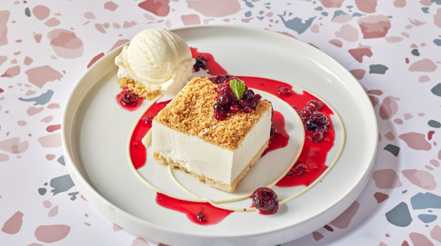 מאמא גרג עוגת גבינה פירורים קלאסית בניחוח וניל (צילום: אמיר מנחם)