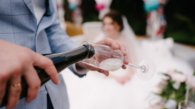 בגד בה ביום החתונה (צילום: אינג'אימג')