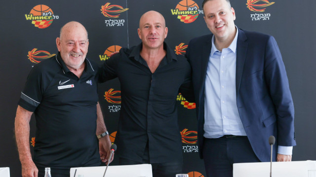 יו"ר מנהלת הליגה ארי שטיינברג עם יו"ר איגוד הכדורסל עמירם הלוי ושר הספורט מיקי זוהר (צילום: אתר רשמי, דני מרון, מנהלת הליגה)