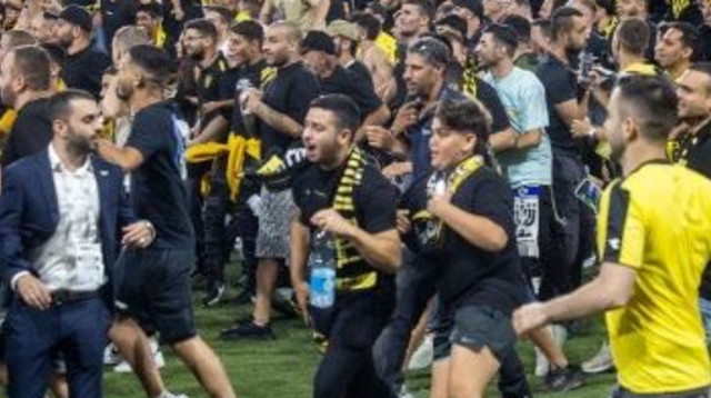 אוהדי בית"ר ירושלים פורצים לכר הדשא (צילום: אורן בן חקון, פלאש 90)