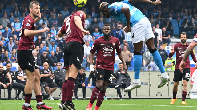 שלושה מצבים עם הראש. ויקטור אוסימן (צילום: GettyImages, ANDREAS SOLARO/AFP)