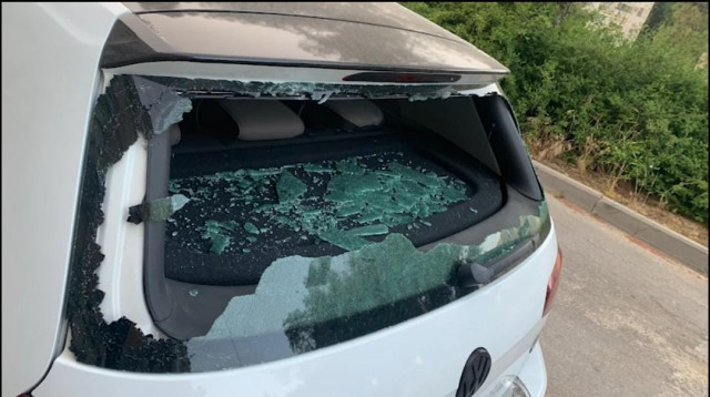נזק מיידוי אבנים שנגרם לרכב (צילום: דוברות המשטרה)