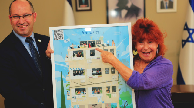 ציפי שביט קיבלה את כרזת "הקומיקס של ישראל"  (צילום: שרון בנימין)