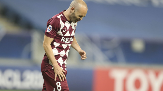 עדיין לא פורש. אינייסטה עם מספר 8 הנצחי שלו (צילום: AP, Hussein Sayed)