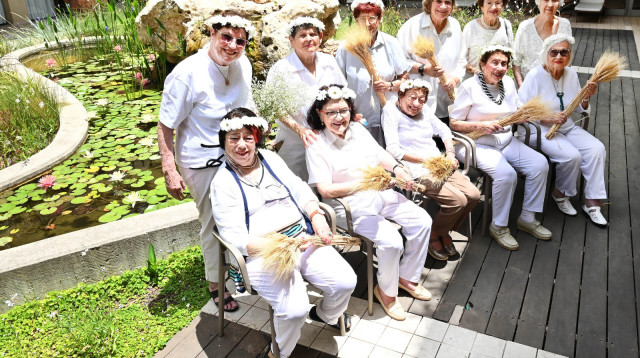 דיירות "אחוזת צהלה" ששמן רות במפגש לרגל חג שבועות (צילום: תמר מוצפי)