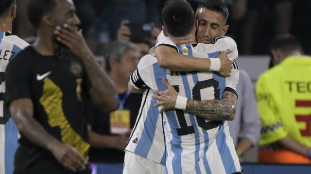 אנחל די מריה עם ליאונל מסי, שחקן נבחרת ארגנטינה (צילום: GettyImages, JUAN MABROMATA)