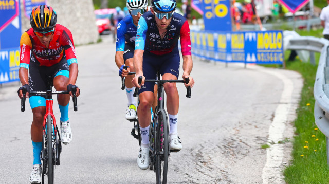 חוקק את שמו בג'ירו ד'איטליה. ג'י ומשמאלו המנצח בוטראגו (צילום: אתר רשמי, ספרינט סייקלינג)