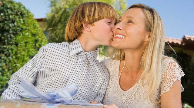 אמא ובן חוגגים יומולדת, אילוסטרציה (צילום: אינגאימג')