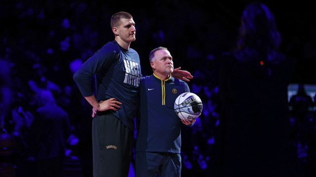 למי באמת אכפת? מייק מאלון וניקולה יוקיץ', הלילה (צילום: GettyImages, Grace Bradley)