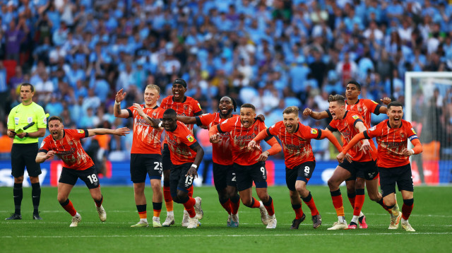 שחקני לוטון חוגגים (צילום: רויטרס)