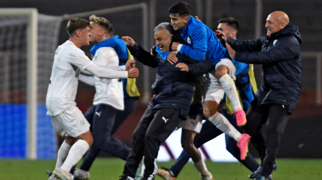 התעלו במאני טיים. שחקני נבחרת ישראל קופצים על אופיר חיים בסיום (צילום: GettyImages, ANDRES LARROVERE/AFP)