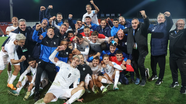 המסע נמשך. נבחרת הנוער חוגגת (צילום: אתר רשמי, ההתאחדות לכדורגל)