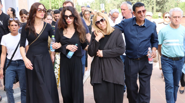 שימי תבורי, יהודית באומן ובנותיה (צילום: ניר פקין)