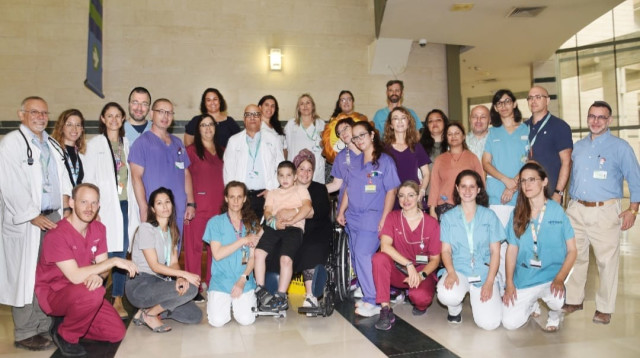 בני משפחת דומנוביץ והצוות הרפואי בסורוקה (צילום: רחל דוד, סורוקה)
