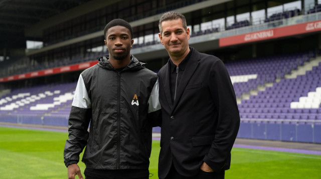 ליגיונר חדש. סילבה קאני וסוכנו עידן בן אבו (צילום: אתר רשמי, Daniel Shaked/Austria Vienna)