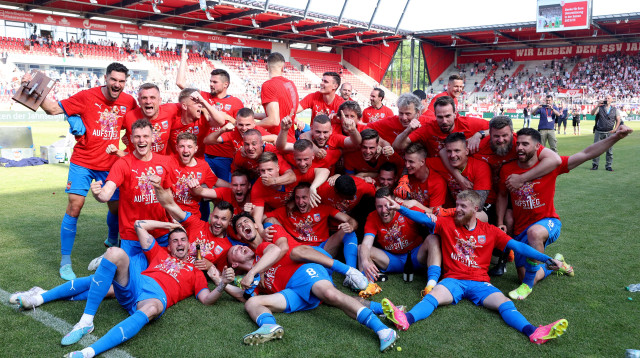שחקני היידנהיים חוגגים (צילום: GettyImages, Alexander Hassenstein)