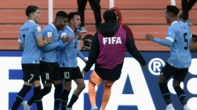 פרנקו גונזאלס חוגג יחד עם שחקני נבחרת אורוגוואי עד גיל 20 (צילום: GettyImages)