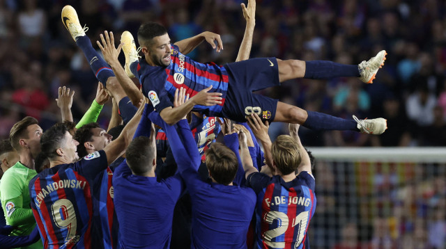 זכו לטקס פרידה של מלכים. אלבה ובוסקטס מונפים על ידי שחקני ברצלונה (צילום: רויטרס)