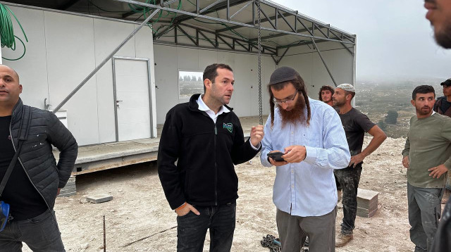 יו"ר מועצה אזוריתשומרון יוסי דגן ופעילים בישיבת חומש (צילום: רועי חדי)