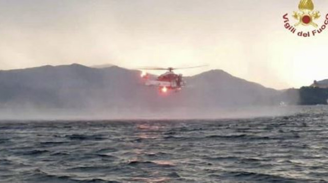 מסוק חילוץ באזור בו התהפכה הסירה בצפון איטליה (צילום: כוחות ההצלה של איטליה)