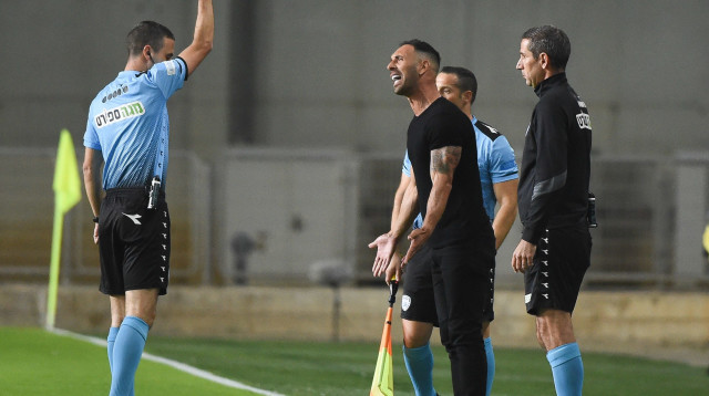 השופט אוהד אסולין שולף כרטיס צהוב לעבר מאמן הפועל חדרה אסף נמני (צילום: ברני ארדוב)