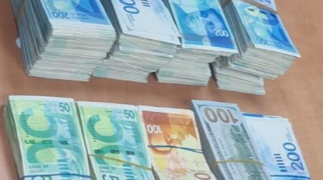 כסף מזומן שנתפס בבית במזרח ירושלים (צילום: דוברות המשטרה)