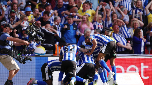 שחקני שפילד וונסדיי חוגגים העפלה לצ'מפיונשיפ (צילום: GettyImages, Richard Heathcote)