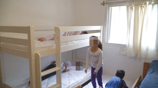 הבאת מיטות אל משפחה שלילדיהם לא היו מספיק מיטות לפני כן (צילום: תן גב)