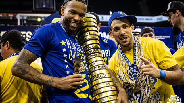מכבי העברית חוגגת זכייה באליפות אורוגוואי בכדורסל (צילום: אתר רשמי, טוויטר, הליגה האורוגוואית בכדורסל)