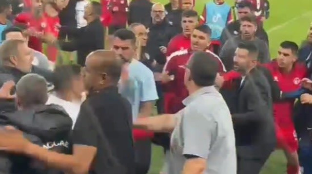 בקבוק מושלך על הפנים של מאבטחת במשחק של מכבי חיפה מול הפועל באר שבע (צילום: ספורט 1)