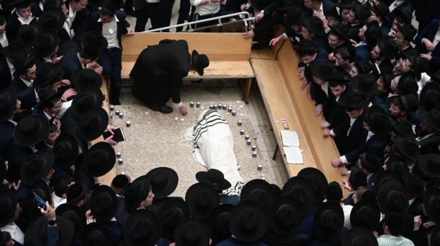 נפרדים מהרב אדלשטיין ז"ל בהיכל פוניבז' (צילום: אבשלום ששוני)