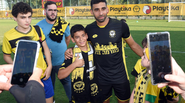 חן עזרא עם האוהדים (צילום: ברני ארדוב‎)