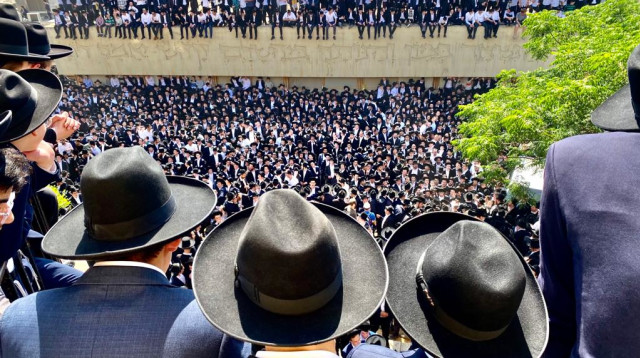 הלווית הרב גרשון אדלשטיין בבני ברק (צילום: אבשלום ששוני)