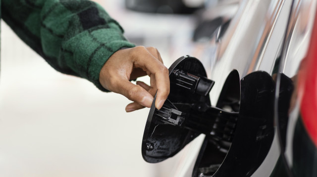 מילוי דלק ברכב, אילוסטרציה (צילום: אינגאימג')
