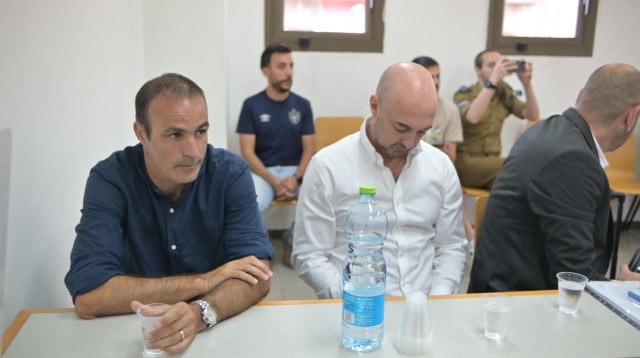 מנכ"ל בית"ר ירושלים כפיר אדרי עם עו"ד רונן מוזסון (צילום: ניב אהרונסון)