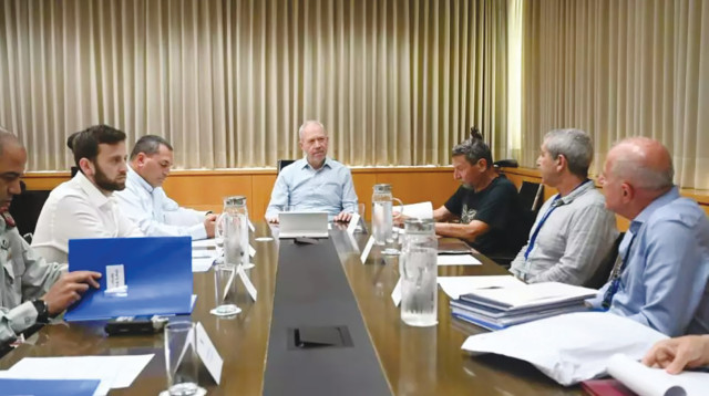 גלנט עם ועדת הפרס (צילום: ניקול לסקבי, משרד הביטחון)