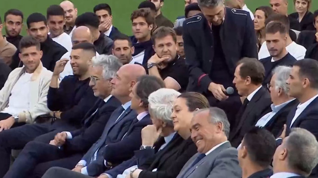 ג'ורדי אלבה צוחק בזמן דברי אמיליו בוטרגניו בטקס הפרידה מסרחיו בוסקטס (צילום: צילום מסך, טוויטר)