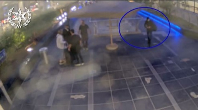 תיעוד מעצר האישה מרמת גן שהבריחה זוחלים ארצה (צילום: דוברות המשטרה)