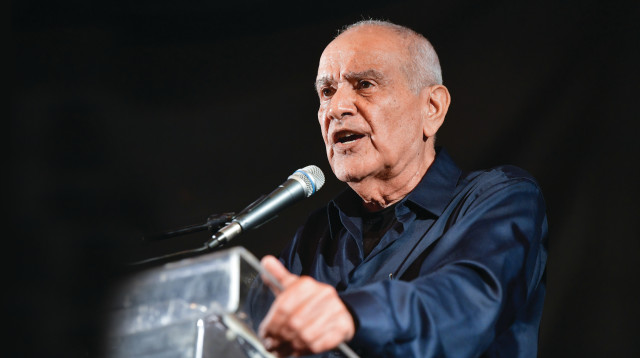 דן חלוץ נואם בהפגנה נגד הממשלה בקפלן באפריל השנה (צילום: אבשלום ששוני)