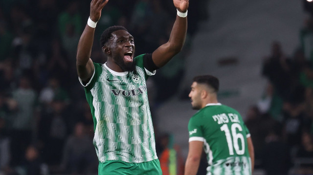 האחריות בהגנה עוברת אליו. בטובינסיקה (צילום: ברני ארדוב)