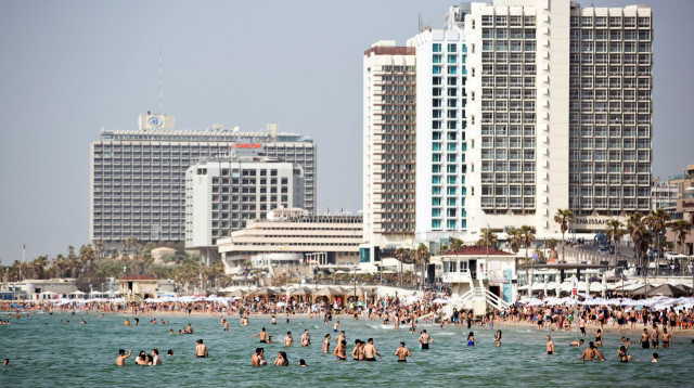 שרב בתל אביב (צילום: REUTERS/Corinna Kern)