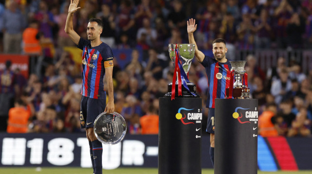 סרחיו בוסקטס לצד ג'ורדי אלבה נפרדים ברצלונה (צילום: רויטרס)