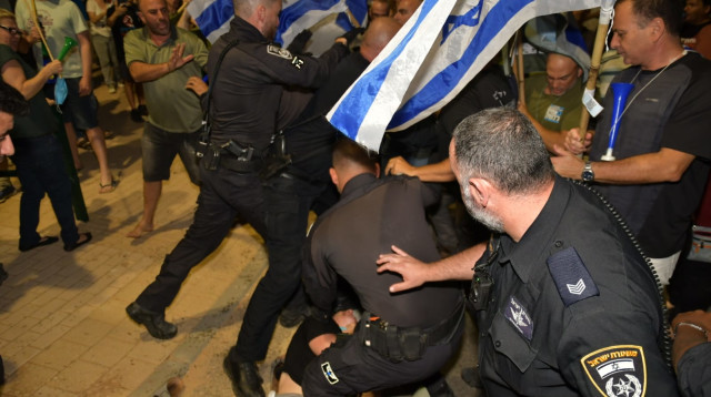 עימותים מול ביתו של ראש הממשלה בנימין נתניהו בקיסריה (צילום: ללא)