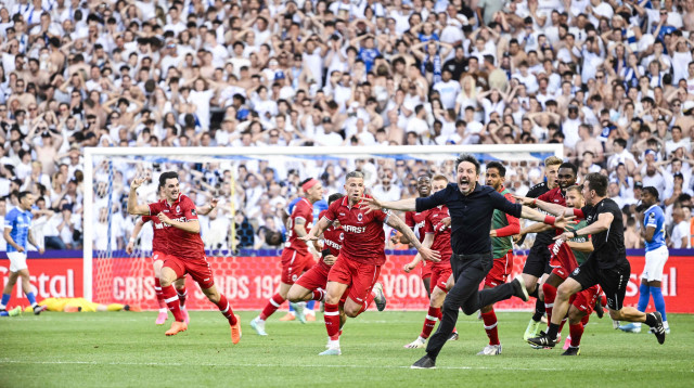 מארק ואן בומל חוגג יחד עם שחקני אנטוורפן (צילום: GettyImages)