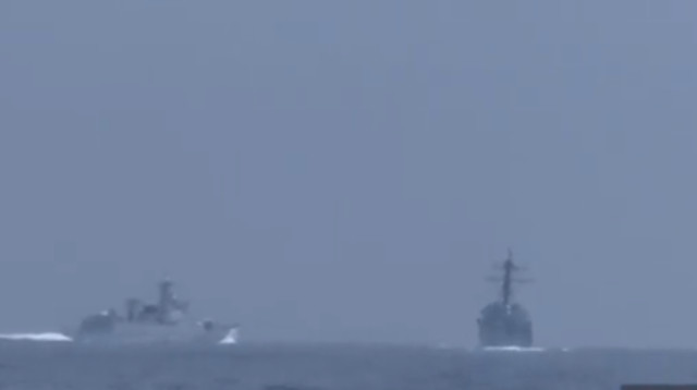 מסלול ההתנגשות בין המשחתת האמריקאית לספינת הקרב הסינית (צילום: צילום מסך טוויטר)