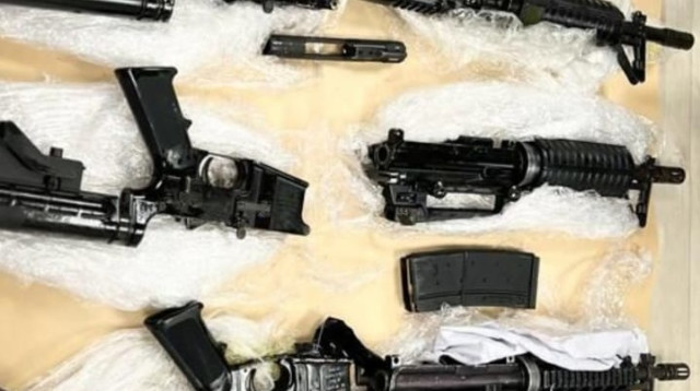 הנשקים שנמצאו במפעל סודה סטרים בדרום (צילום: דוברות המשטרה)