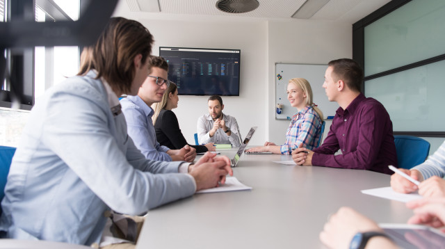 ישיבת עובדים במשרד, אילוסטרציה (צילום: אינג'אימג')