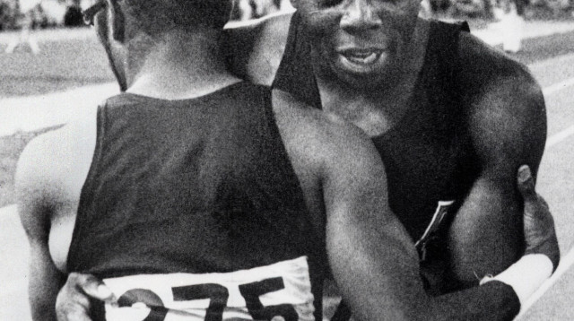 האצן האמריקאי ג'ים היינס במשחקי מקסיקו 1968 (צילום: GettyImages, STAFF/AFP)