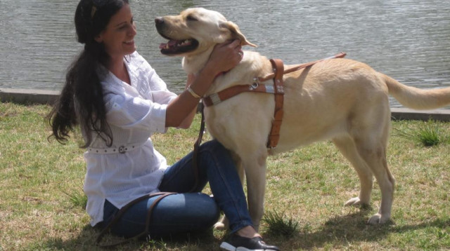 רות נחשון עם רוקסי  (צילום: נח בראון)